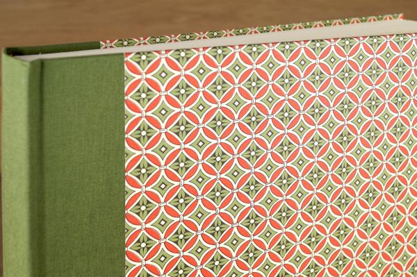 Klassisches Fotoalbum "Sepp", rot grünes Album, geometrisch